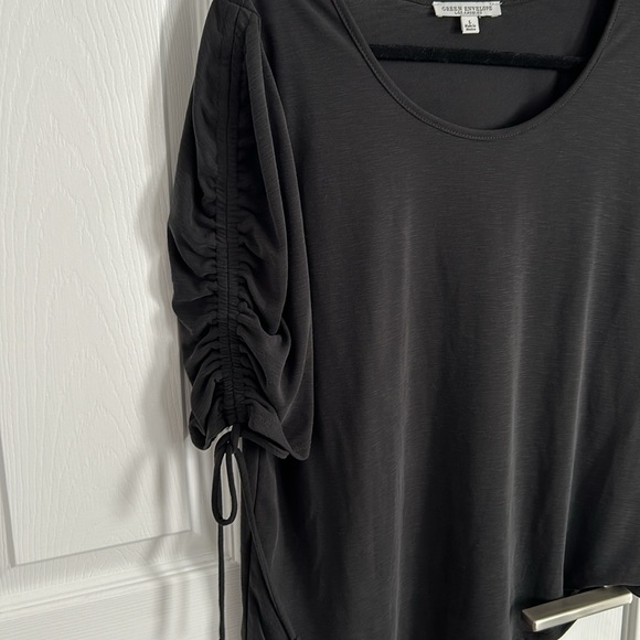 NWOT Green Envelope L S/S tee with ruching detail. - Picture 3 of 7